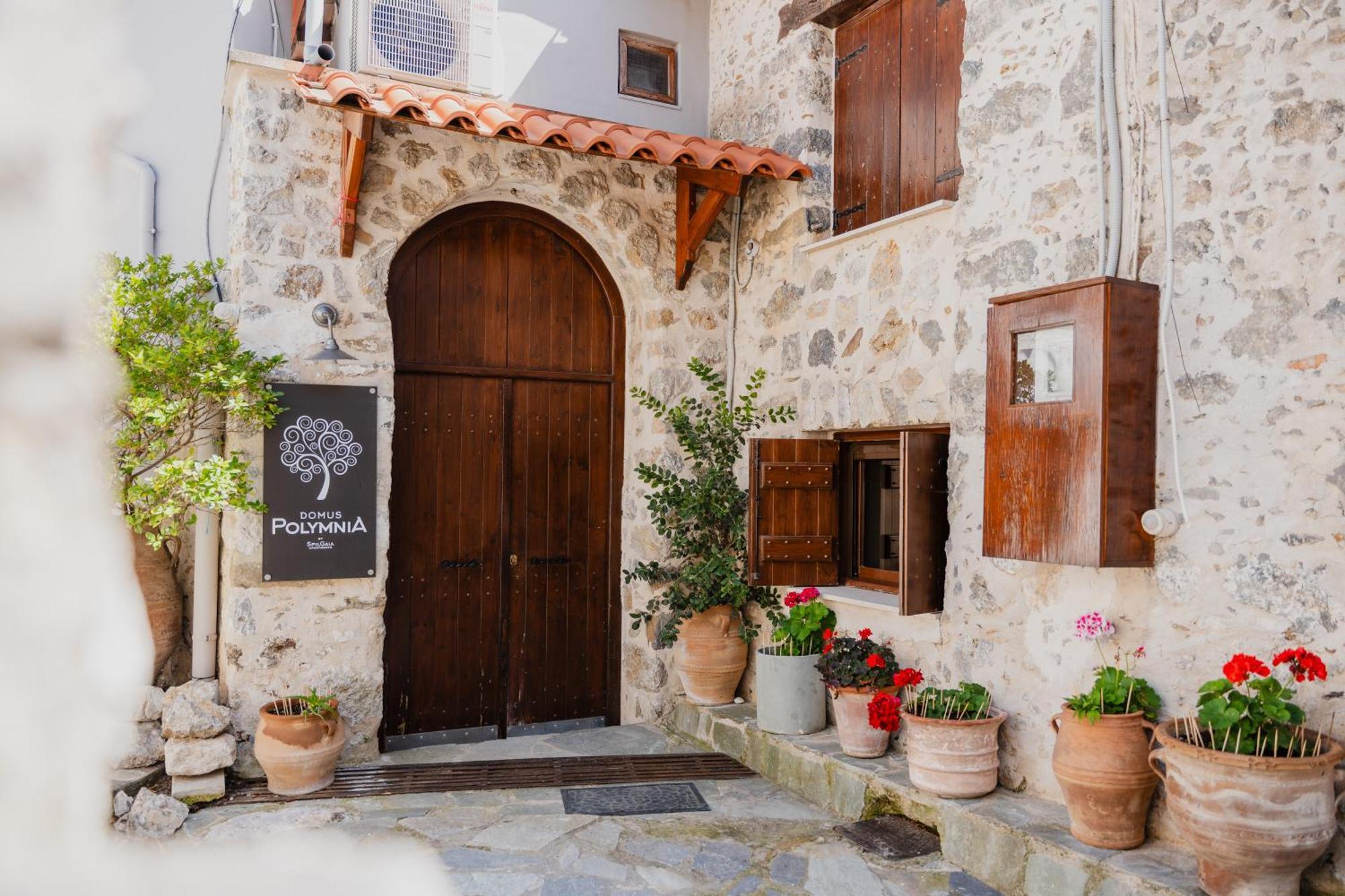 Domus Polymnia, Hospitality At Its Best! Σπήλι Εξωτερικό φωτογραφία